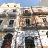 Di fronte si innalzano tre fabbricati, quasi disposti in ordine cromatico dal giallino chiaro all�arancione. Presentano cornicioni decorati, timpani e ringhiere in ferro battuto